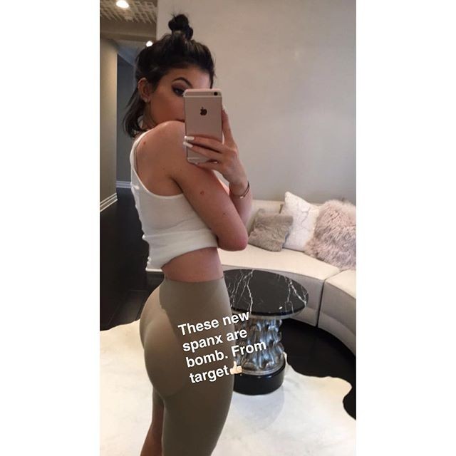 Kylie Jenner usa shorts modelador com enchimento para o bumbum - Quem