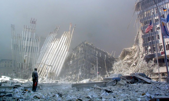 Um homem de pé em meio a destroços do World Trade Center, no dia 11 de setembro de 2001