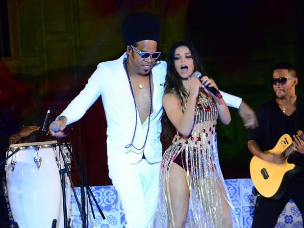 Mari Antunes, do Babado Novo, canta com Carlinhos Brown em show em Salvador, na Bahia (Foto: Eli Cruz e Alex Dantas/ Divulgação)