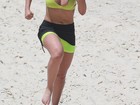 De top decotado, Anitta treina na praia para manter a boa forma
