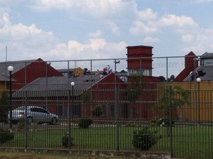 Detentos se rebelaram e estão no telhado da Penitenciária Industrial de Guarapuava, no Paraná (Foto: Graziela Castilho/RPC TV)
