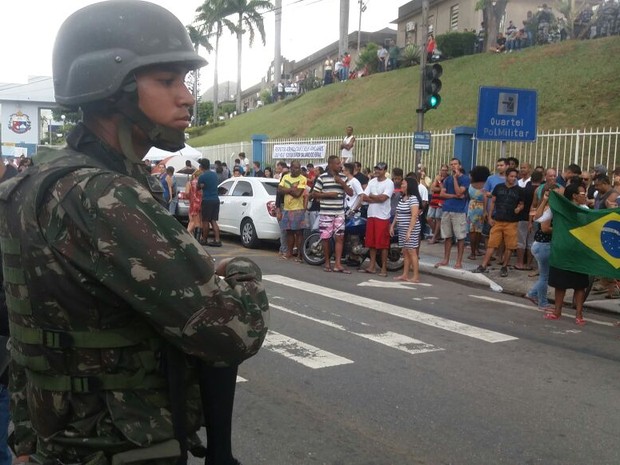 Manifestação em frente ao Quartel de Maruípe, em Vitória (Foto: André Rodrigues/A Gazeta)