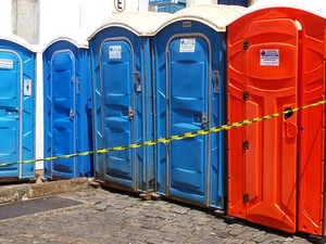 16.02 - Enquanto tem gente cobrando pelo uso do toilette, banheiros químicos próximos estão "lacrados" com fitas de isolamento. (Foto: Thaís Pimentel / G1)