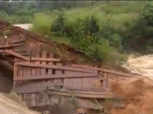 Força das águas do igarapé Surubim destruiu ponte de estrada vicinal em Medicilândia que dá acesso à rodovia Transamazônica. (Foto: Reprodução/TV Liberal)