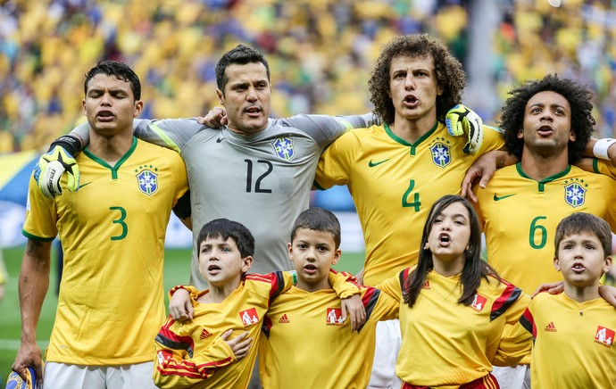 jogadores hino Brasil x Camarões (Foto: Thiago Bernardes / Ag. Estado) jogadores hino Brasil x Camarões (Foto: Thiago Bernardes / Ag. Estado)