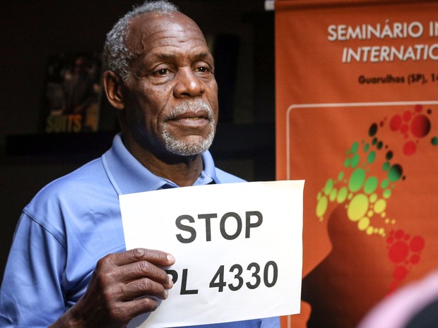 O ator Danny Glover exibe um cartaz contra o projeto de lei 4330/04 durante congresso da Confederação Nacional dos Metalúrgicos e da CUT em Guarulhos. O projeto prevê alteração nas regras para a contratação de trabalhadores terceirizados (Foto: Roberto Parizotti/CUT)