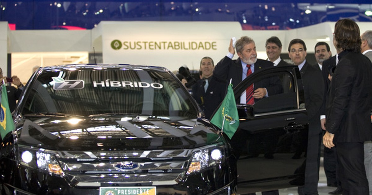 Auto Esporte Lula recebe carro híbrido no Salão do Automóvel de SP