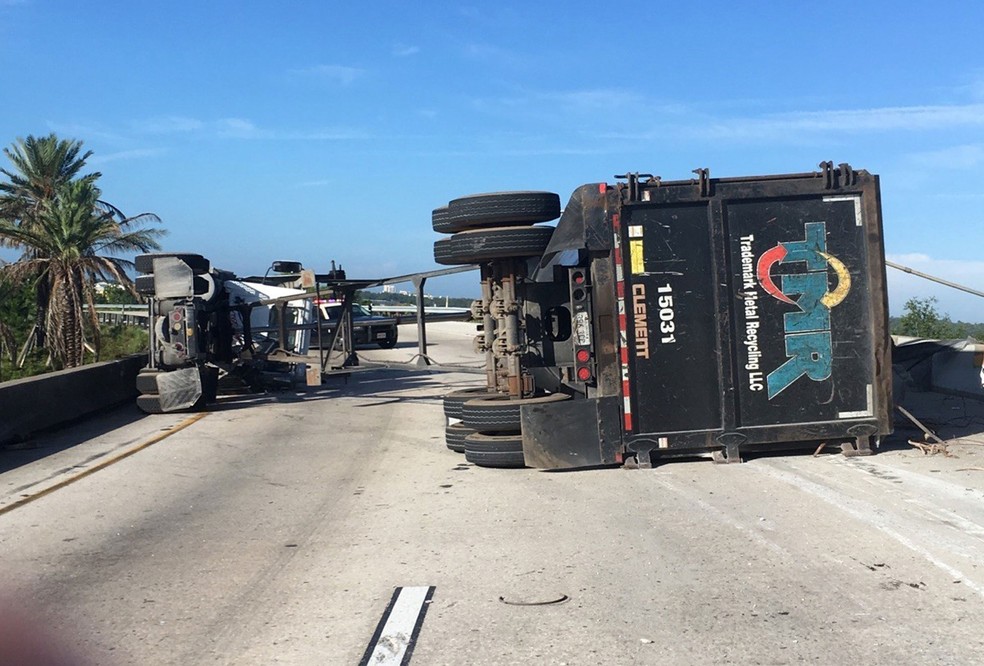 Caminhão transportava uma peça de metal sofreu um acidente. A sucata caiu e atingiu o veículo  (Foto: Florida Highway Patrol via AP)