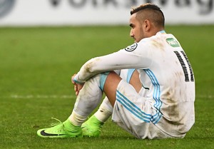 Payet sentado no gramado na eliminação do Olympique de Marselha da Copa da França (Foto: BORIS HORVAT / AFP)