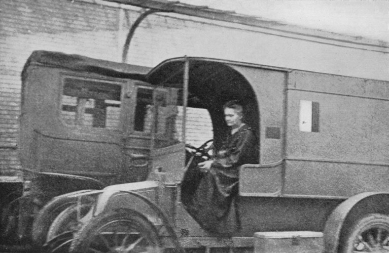 Marie Curie em um dos veículos que inventou para realizar raio-x durante a guerra (Foto: Wikimedia/Unknown - Eve Curie: Madame Curie. S. 329 )