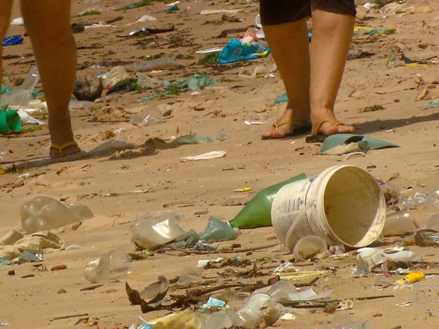 Frequentadores da praia convivem com o lixo (Foto: Reprodução/TV Globo)