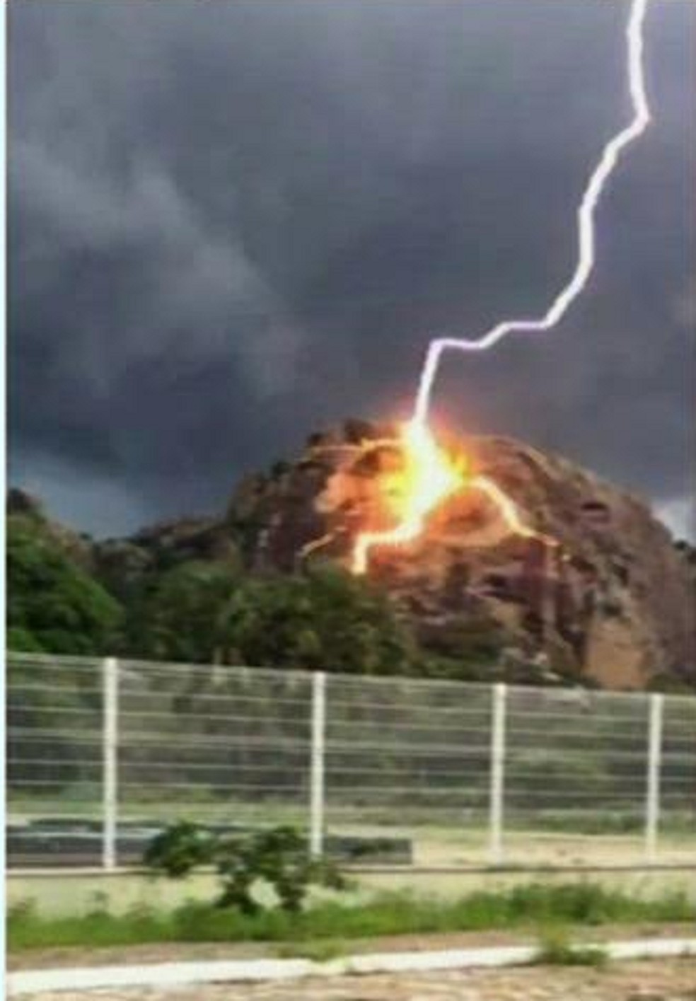 Na cidade de Quixadá, um morador registrou o momento em que um raio caiu na vegetação. (Foto: Reprodução/TV Verdes Mares)