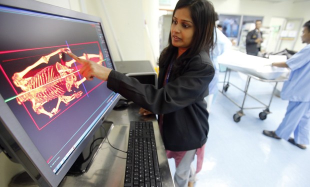 Médica forense Kastoori Karuppanan mostra funcionamento de autópsia digital.  (Foto: Reuters/Bazuki Muhammad)