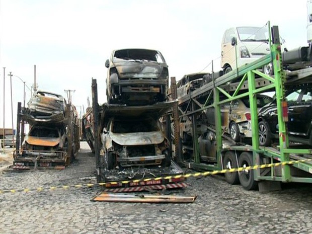 Três caminhões cegonha pegaram fogo em Cariacica, Espírito Santo. (Foto: Reprodução/TV Gazeta)