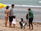Com a família, Ronaldo curte praia na Bahia e compra peixes