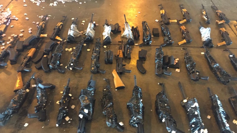 Polícia encontrou fuzis no Galeão (Foto: Divulgação)