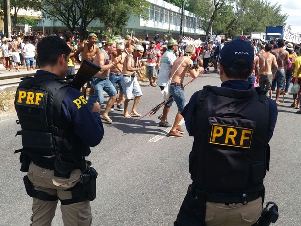 Índios bloqueiam a BR-101 em protesto contra a PEC 241 (Foto: Marlon Costa/Pernambuco Press)