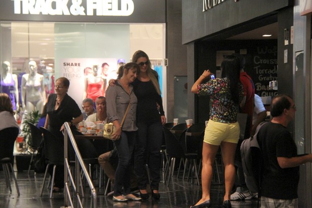 Ex-BBB Fernanda em shopping do Rio (Foto: Daniel Delmiro / AgNews)