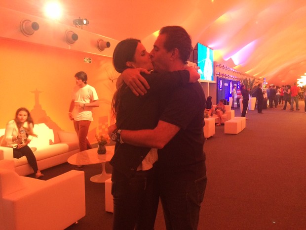 Lisandra Souto beijando namorado no Rock in Rio (Foto: Luisa Girão / EGO)