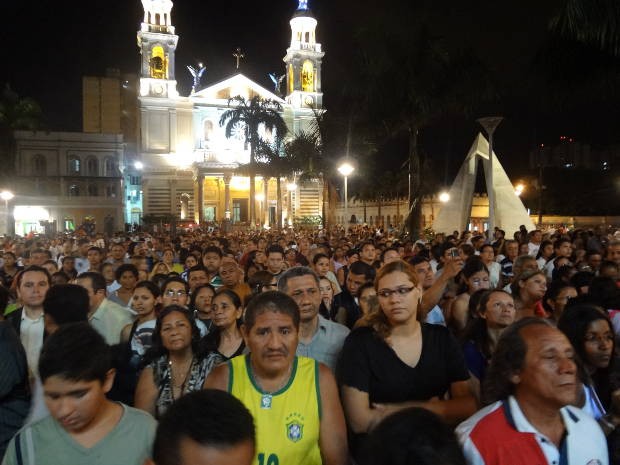 Milhares de pessoas compareceram na missa onde o Cartaz do Círio de Nazaré 2012 foi apresentado (Foto: Evandro Santos / G1 PA)