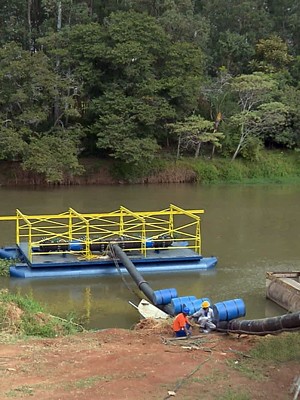 Copasa mudou local e usa bombas para captação de água no Rio Verde (Foto: Reprodução EPTV)