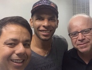 Amaral, entre o empresário Roberto Faustini e o presidente do Goiás, Sergio Rassi