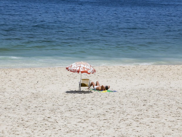 Banhista paroveita o dia de sol e calor na praia do Arpoador, zona sul do Rio de Janeiro (Foto: Rudy Trindade/Frame/Estadão Conteúdo)