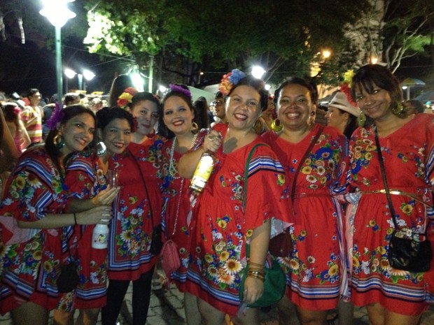 Um grupo de amigas, vestidas de esponholas, criou o bloco 'Quien esta Dientro' (Foto: Pedro Santiago/G1)