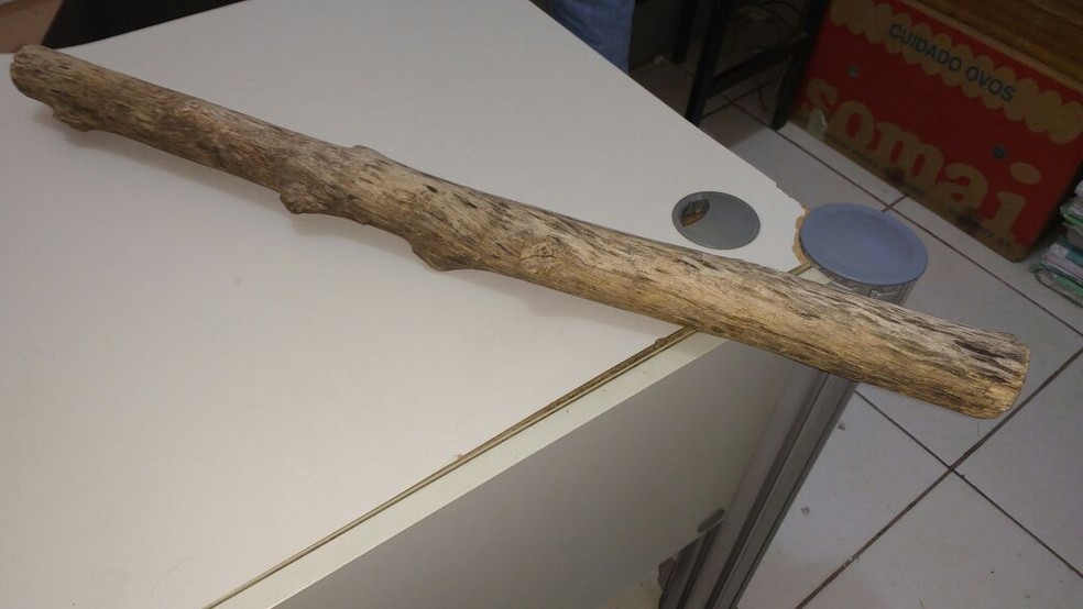 Casal utilizou um pedaço de madeira para ameaçar a vítima, diz PM (Foto: Juliana Peixoto/G1)