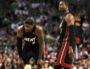 LeBron James e Dwyane Wade observam durante derrota do Miami Heat para o Boston Celtics (Foto: Reuters) LeBron James e Dwyane Wade observam durante derrota do Miami Heat para o Boston Celtics (Foto: Reuters)