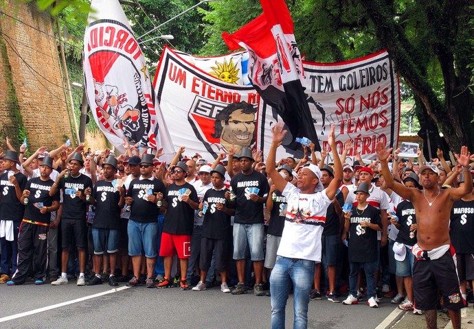 Protesto da torcida do São Paulo em frente ao Pacaembu (Foto: Marcos Ribolli)