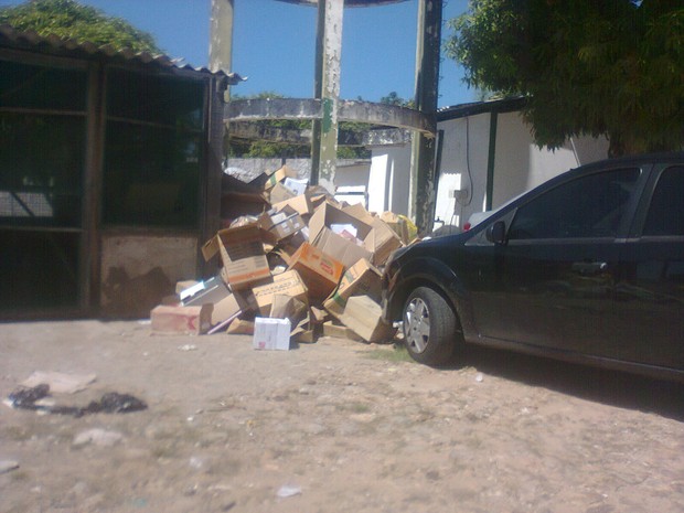Funcionários estacionam carros próximos ao lixo (Foto: Jaqueliny Siqueira/G1)