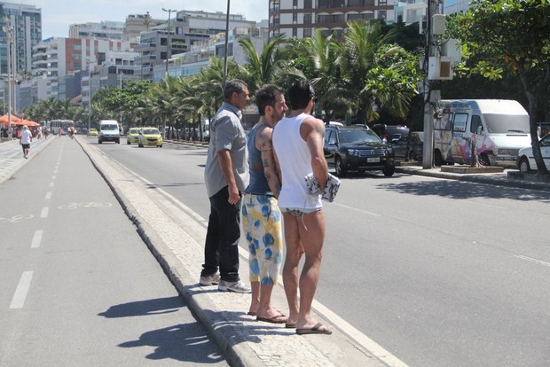 Marc Jacobs e o namorado em Ipanema (Foto: Rodrigo dos Anjos / AgNews)
