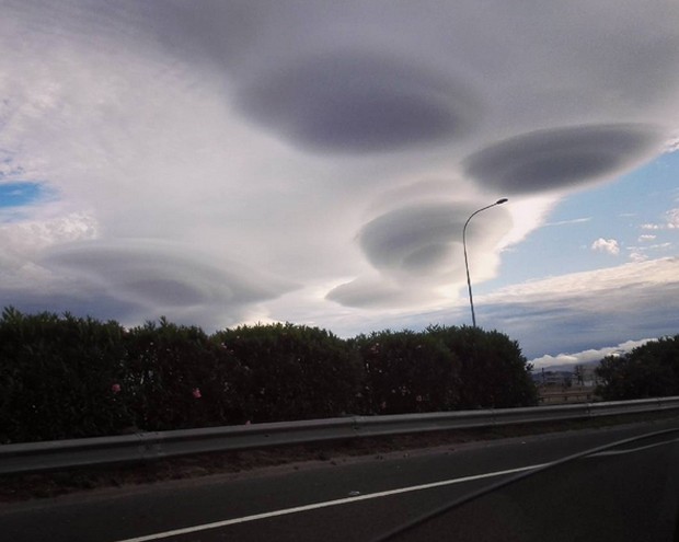  'Nuvens lenticulares malucas e incríveis sobre a Cidade do Cabo esta noite', disse usuário do Instagram ao divulgar esta foto  (Foto: Reprodução/Instagram/beanibop)