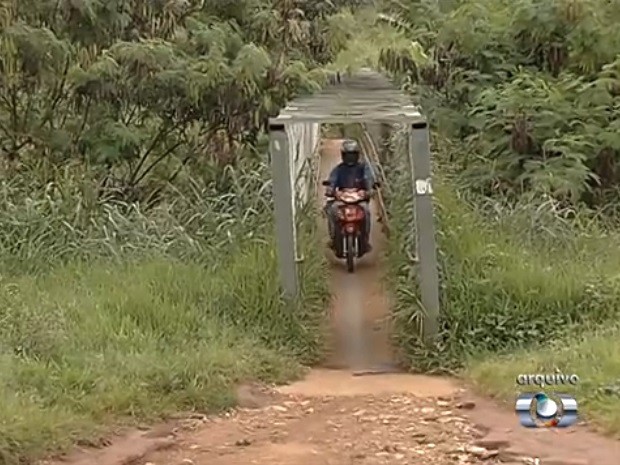 Falta de ponte em bairro deixa moradores isolados, em Goiânia (Foto: Reprodução/TV Anhanguera)