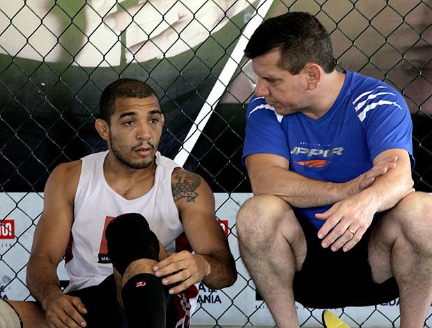 José Aldo ouve atentamente os conselhos de Dedé Pederneiras durante o treino (Foto: Leandro Lima)