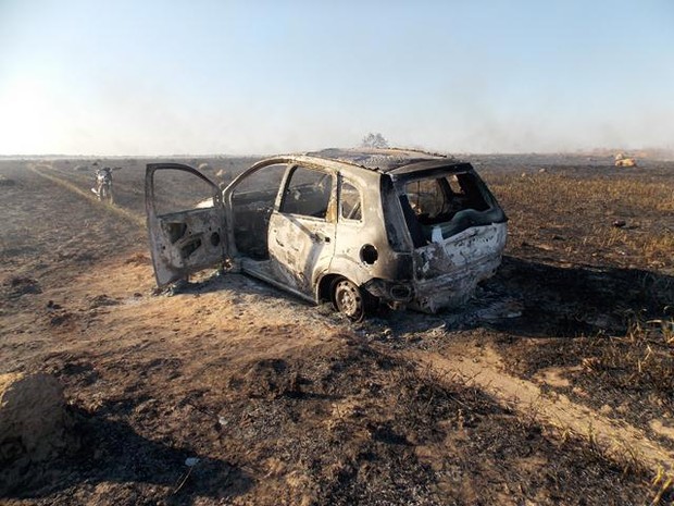 Carro pegou fogo no sul do Tocantins e chamas se espalharam por pasto
