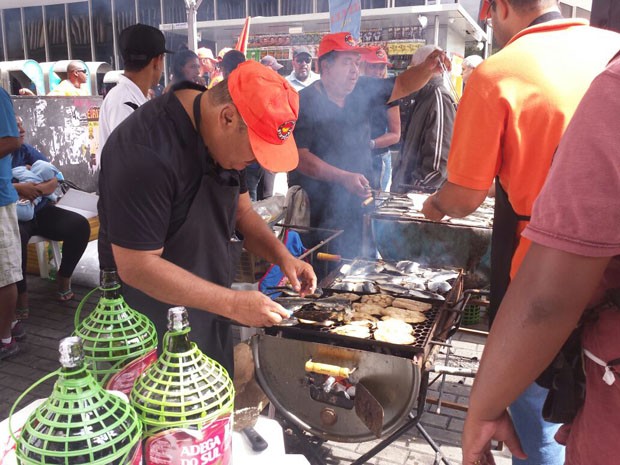 Força Sindical faz churrasco de sardinha e serve vinho chapinha, em crítica a situação econômica (Foto: Michele Marie/G1)