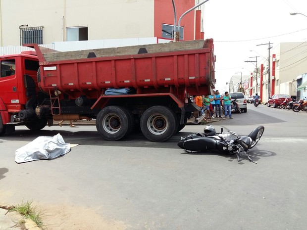 Colisão entre moto e caminhão deixa uma pessoa morta nesta tarde em Araguaína (Foto: Lucas Ferreira/Divulgação)