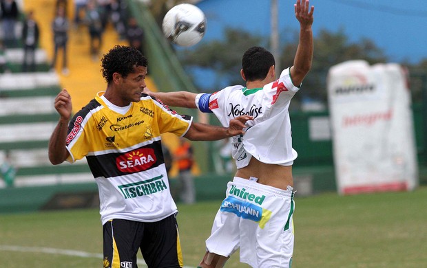 Lance do jogo entre Criciuma e Chapecoense (Foto: Fernando Ribeiro / Futura Press)