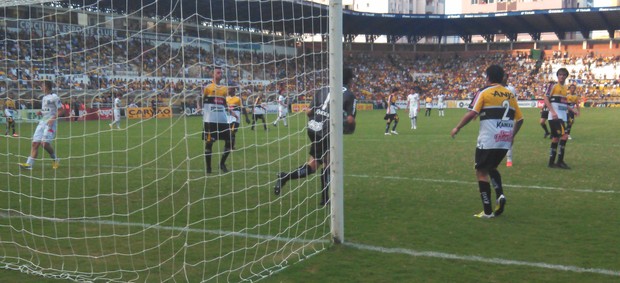 Goleiro Bruno segura a bola e o plcar em favor do Criciúma, no 2 a 0 sobre Figueirense (Foto: Marcelo Siqueira / RBS TV)