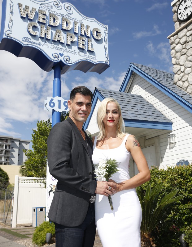Juliano Cazarré e Letícia após o 'Sim' na tradicional Graceland Chapel, em Las Vegas (Foto: Felipe Panfili)