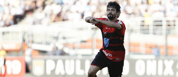 Cristian comemora gol sobre o Santos na primeira partida da final do Paulistão (Foto: Miguel Schincariol/Ituano FC)