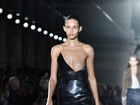 Grife exagera nos decotes e na transparência no Paris Fashion Week
