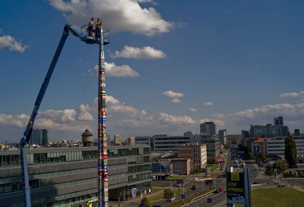 A cidade de Praga, na República Tcheca, entrou para o Guinness ao construir uma torre de Lego de 32,5 metros de altura. O recorde foi superado por 30 centímetros. (Foto: Michal Cizek/AFP) A cidade de Praga, na República Tcheca, entrou para o Guinness ao construir uma torre de Lego de 32,5 metros de altura. O recorde foi superado por 30 centímetros. (Foto: Michal Cizek/AFP)