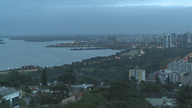 Porto Alegre amanheceu com nevoeiro e temperaturas baixas (Foto: Reprodução/RBS TV)