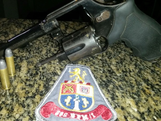 Revólver foi apreendido por policiais em São Vicente, SP (Foto: G1)