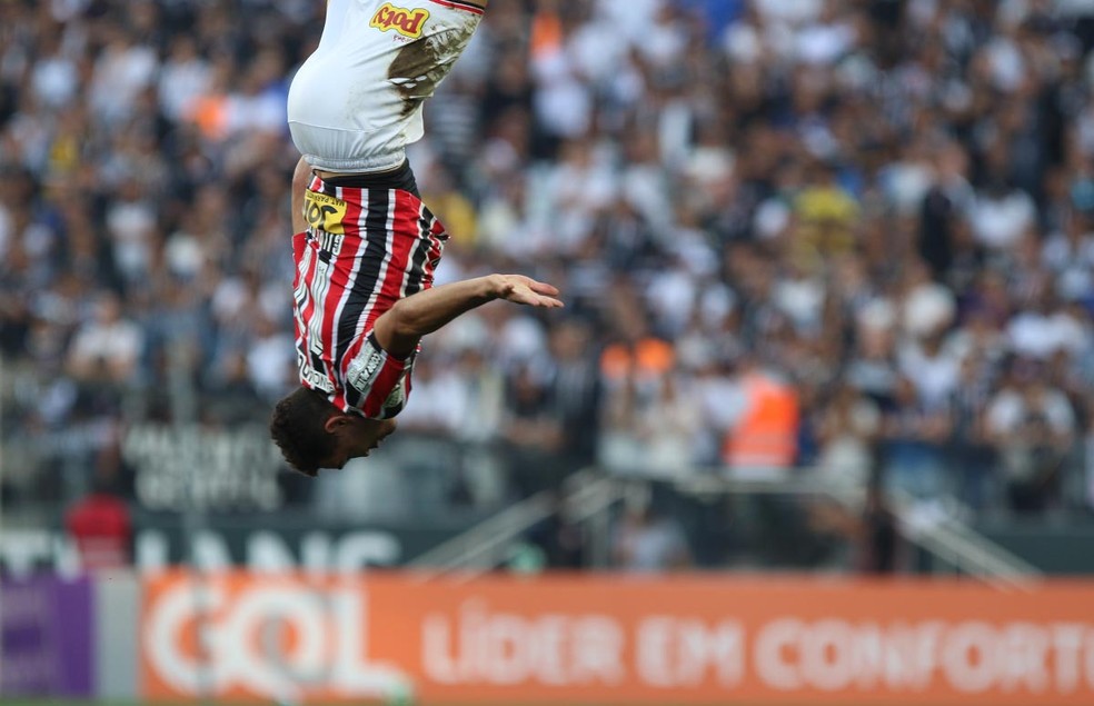 Gilberto dá um salto mortal para comemorar seu gol no clássico (Foto: Rubens Chiri/saopaulofc.net)