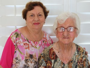 Dona Anita (á dir.) com a única filha de 76 anos (Foto: Fabio Rodrigues/G1)