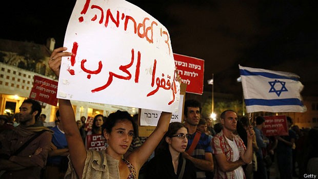 Integrantes do grupo Combatentes pela Paz, formado por israelenses e palestinos, pedem o "fim da guerra" (Foto: Getty)